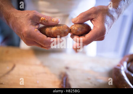 Unkenntlich Mann Würstchen die traditionelle Art und Weise zu Hause zu machen. Stockfoto