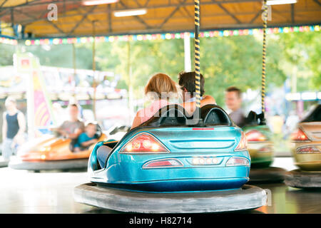 Älteres Paar in den Autoscooter auf der Kirmes Stockfoto