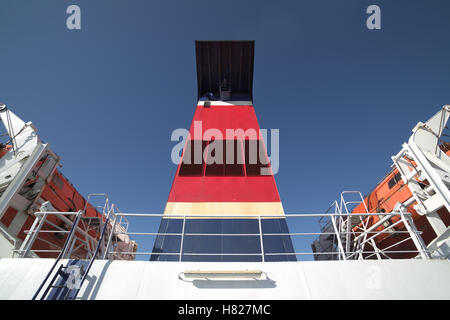 Weitwinkeleinstellung des Schornsteins eine Personenfähre. Stockfoto