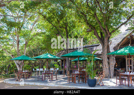 Tische und Stühle auf der Terrasse des Restaurant Casela, Casela Natur und Freizeitpark, Mauritius. Stockfoto