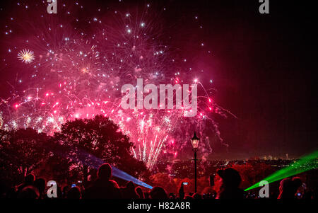 Alexander Palace auf Kerl Fawkes Nacht London UK Stockfoto