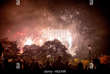 Alexander Palace auf Kerl Fawkes Nacht London UK Stockfoto