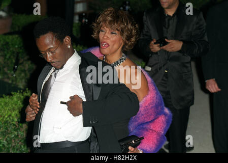 WHITNEY HOUSTON BOBBY BROWN VANITY FAIR OSCAR PARTY 2001 MORTENS BEVERLY HILLS LA USA 25 März 2001 Stockfoto