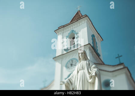 Wahr tilt Shift Aufnahme einer gewöhnlichen Kirche mit Glockenturm, Uhr, Kreuze und Statue der Muttergottes vor, Rio De Janeiro Stockfoto