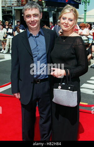 EION COLFER & Frau "SPY KIDS" LOS ANGELES PREMIER DISNEY ADVENTURE LA USA 18. März 2001 Stockfoto