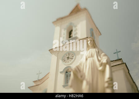 Wahr tilt Shift Aufnahme einer gewöhnlichen Kirche mit Glockenturm, Uhr, Kreuze und Statue der Muttergottes vor, Rio De Janeiro Stockfoto