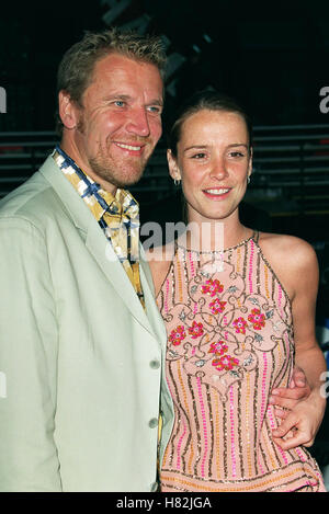 RENNY HARLIN & Frau FILM Premiere des ANGETRIEBENEN HOLLYWOOD LOS ANGELES USA 16. April 2001 Stockfoto