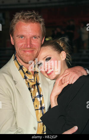 RENNY HARLIN & ESTELLA WARREN FILM Premiere des ANGETRIEBENEN HOLLYWOOD LOS ANGELES USA 16. April 2001 Stockfoto