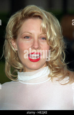 LINDA KOZLOWSKI CROCODILE DUNDEE IN LA PREMIER HOLLYWOOD LOS ANGELES USA 18. April 2001 Stockfoto