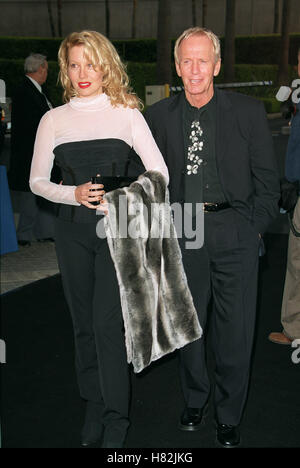 LINDA KOZLOWSKI & PAUL HOGAN CROCODILE DUNDEE IN LA PREMIER HOLLYWOOD LOS ANGELES USA 18. April 2001 Stockfoto