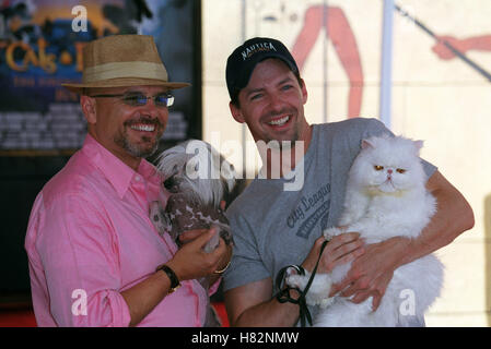 JOE PANTOLIANO HOLDING PEEK "Katzen und Hunde" HANDABDRÜCKE HOLLYWOOD LOS ANGELES USA 20. Juni 2001 Stockfoto