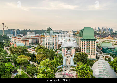 Blick von der Merlion Statue über das Sentosa Island Resort, Singapur Stockfoto