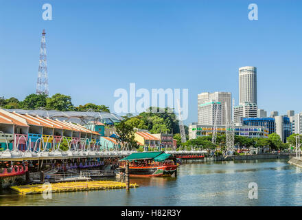 Touristenboot am Clarke Quay am Singapore River, Singapur Stockfoto