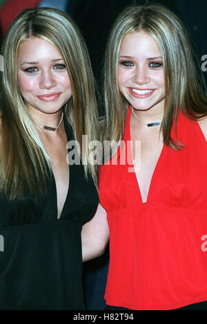 ASHLEY & MARY KATE OLSEN "RUSH HOUR 2" Filmpremiere WESTWOOD LOS ANGELES USA 26. Juli 2001 Stockfoto