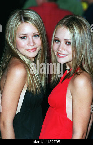 ASHLEY & MARY KATE OLSEN "RUSH HOUR 2" Filmpremiere WESTWOOD LOS ANGELES USA 26. Juli 2001 Stockfoto