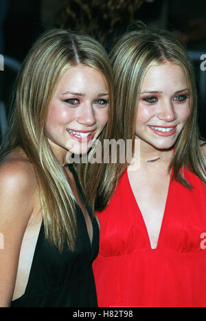 ASHLEY & MARY KATE OLSEN "RUSH HOUR 2" Filmpremiere WESTWOOD LOS ANGELES USA 26. Juli 2001 Stockfoto