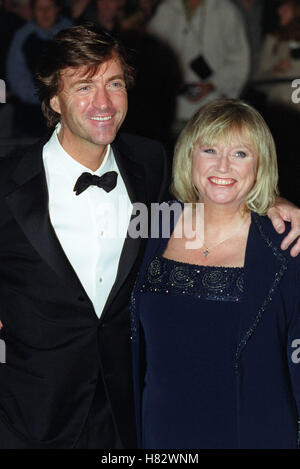 RICHARD & JUDY. NATIONAL TV AWARDS 2001 ROYAL ALBERT HALL LONDON ENGLAND 23. Oktober 2001 Stockfoto