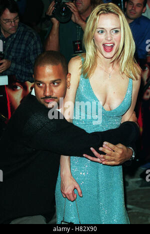 HEATHER GRAHAM & ALAN HUGHES "FROM HELL" FILM PREMIER LA HOLLYWOOD LA USA 17. Oktober 2001 Stockfoto