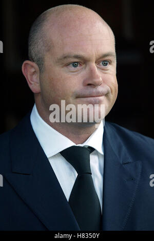 ROSS KEMP JOHN THAW MEMORIAL SERVICE ST MARTINS IN den Bereich LONDON ENGLAND 4. September 2002 Stockfoto