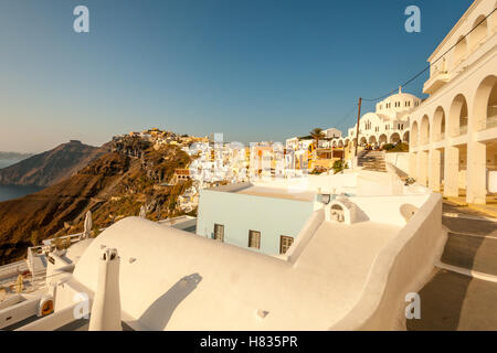 FIRA, Griechenland - 28. September 2011: Sonnenuntergang Szene in der Stadt Fira, bei Einheimischen und Touristen auf der Insel Santorini (Thira), Stockfoto