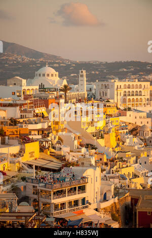 FIRA, Griechenland - 28. September 2011: Sonnenuntergang Szene in der Stadt Fira, bei Einheimischen und Touristen auf der Insel Santorini (Thira), Stockfoto