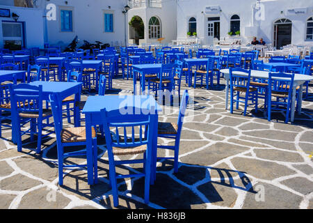 NAOUSA, Griechenland - 1. Oktober 2011: Typische Restaurants und Café mit Besuchern in Naoussa, Insel Paros, Griechenland Stockfoto