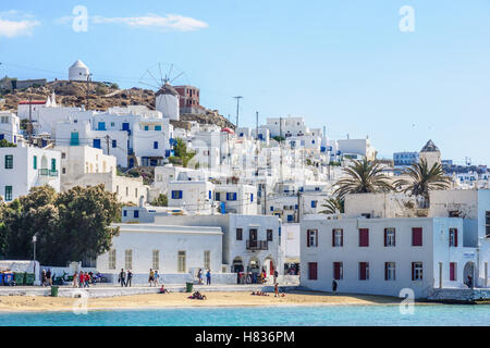 MYKONOS, Griechenland - 2. Oktober 2011: Dorf und Strand-Szene mit lokalen Unternehmen, Windmühlen, einheimische und Besucher, in Mykonos, Stockfoto