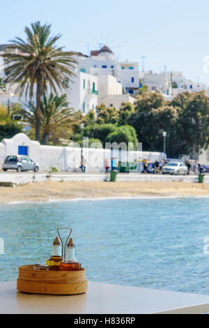 MYKONOS, Griechenland - 2. Oktober 2011: Dorf und Strand-Szene mit lokalen Unternehmen, Windmühlen, einheimische und Besucher, in Mykonos, Stockfoto