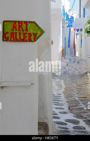 MYKONOS, Griechenland - 2. Oktober 2011: Eine Straße mit typischen griechischen Häuser und Geschäfte in Mykonos, Insel Mykonos, Griechenland Stockfoto