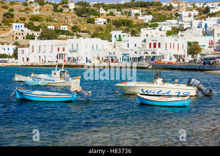 MYKONOS, Griechenland - 2. Oktober 2011: Dorf und Strand-Szene mit lokalen Unternehmen, Boote, einheimische und Besucher, in Mykonos, Myko Stockfoto