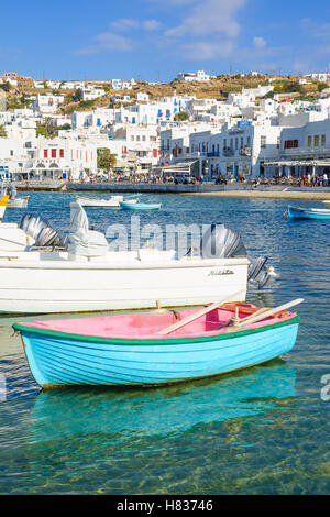 MYKONOS, Griechenland - 2. Oktober 2011: Dorf und Strand-Szene mit lokalen Unternehmen, Boote, einheimische und Besucher, in Mykonos, Myko Stockfoto