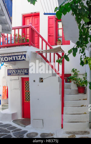 MYKONOS, Griechenland - 2. Oktober 2011: Eine Straße mit typischen griechischen Häuser und Geschäfte in Mykonos, Insel Mykonos, Griechenland Stockfoto