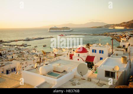 MYKONOS, Griechenland - 2. Oktober 2011: Sonnenuntergang Szene über das Dorf und Hafen, mit lokalen Unternehmen, Schiffe, einheimische und Besucher, ich Stockfoto