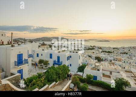 MYKONOS, Griechenland - 2. Oktober 2011: Sonnenuntergang Szene des Dorfes, mit lokalen Unternehmen, Windmühlen, einheimische und Besucher, in Mykon Stockfoto