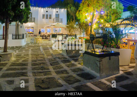 MYKONOS, Griechenland - 2. Oktober 2011: Abendstimmung von Tria Pigadia (drei identische Brunnen), mit lokalen Unternehmen, einheimische und Stockfoto