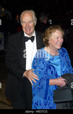 GEORGE MARTIN DIE ANOTHER DAY (JAMES BOND) PREMIERE LONDON ROYAL ALBERT HALL LONDON ENGLAND 18. November 2002 Stockfoto