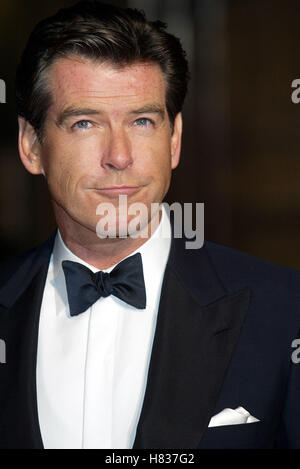 PIERCE BROSNAN sterben ein weiterer Tag (JAMES BOND) PREMIERE Londoner ROYAL ALBERT HALL LONDON ENGLAND 18. November 2002 Stockfoto