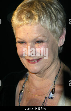 JUDI DENCH sterben ein weiterer Tag (JAMES BOND) PREMIERE Londoner ROYAL ALBERT HALL LONDON ENGLAND 18. November 2002 Stockfoto