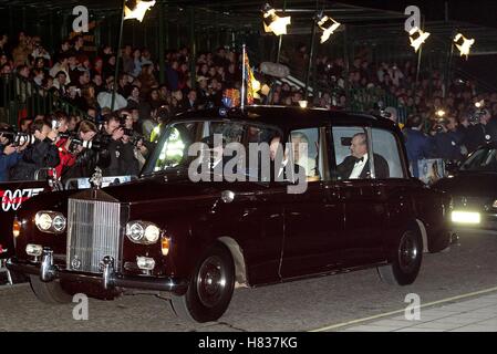 Ihre Majestät Königin ELIZABETH II sterben ein weiterer Tag (JAMES BOND) PREMIERE Londoner ROYAL ALBERT HALL LONDON ENGLAND 18 November 200 Stockfoto