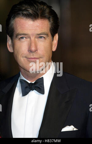 PIERCE BROSNAN sterben ein weiterer Tag (JAMES BOND) PREMIERE Londoner ROYAL ALBERT HALL LONDON ENGLAND 18. November 2002 Stockfoto