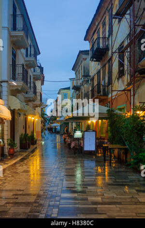 NAUPLIA, Griechenland - 16. Oktober 2011: Nacht Straßenszene mit lokalen Unternehmen, einheimische und Besucher, in Nafplion, Griechenland Stockfoto