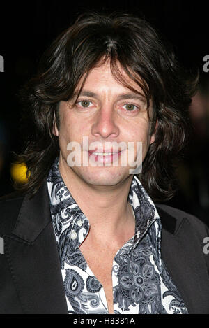 LAURENCE LLEWELYN-BOWEN TV-MOMENT des Jahres 2002 das ROYAL OPERA HOUSE LONDON ENGLAND 8. Dezember 2002 Stockfoto