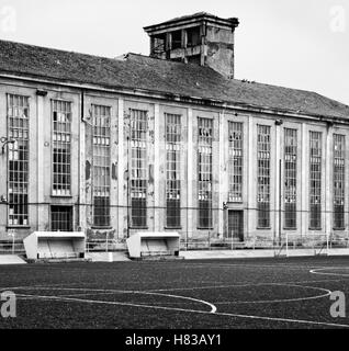 Fußballplatz in verlassenen alten Schule, sport Stockfoto