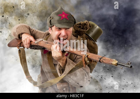 ww2 junger sowjetischer Soldat mit Gewehr, Angriff Stockfoto