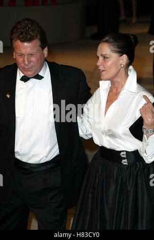 RYAN O'NEAL & ALI MACGRAW 2002 VANITY FAIR OSCAR PARTY MORTON'S RESTAURANT BEVERLY HILLS LOS ANGELES USA 24. März 2002 Stockfoto