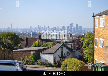 Skyline von London von Shooters Hill, Woolwich. Im Zentrum von London und Canary Wharf sind Wolkenkratzer zu sehen, mit kontrastierenden Vorstadtwohnungen im Vordergrund Stockfoto