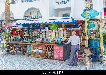 Die getrockneten Früchten und Nüssen Stall befindet sich in Port für die Kinder Freude, Al Kantaoui Stockfoto