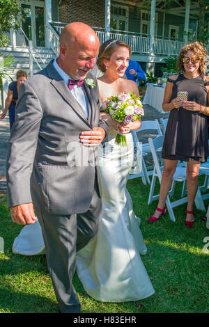 Vater & bride; Outdoor Garten Hochzeitszeremonie; Creek Club am i ' on; Mt. Pleasant; in der Nähe von Charleston; South Carolina; USA Stockfoto