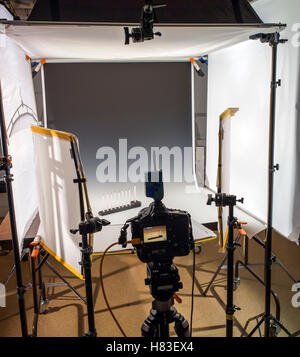 Beleuchtung und Kamera-Ausrüstung in einem kommerziellen Fotostudio. Stockfoto