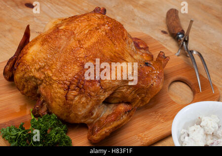 Huhn, das mit Kartoffelsalat auf der Seite geraucht hat Stockfoto